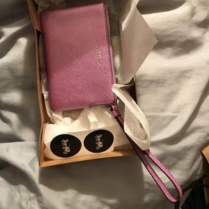 Beautiful Coach Wristlet😍